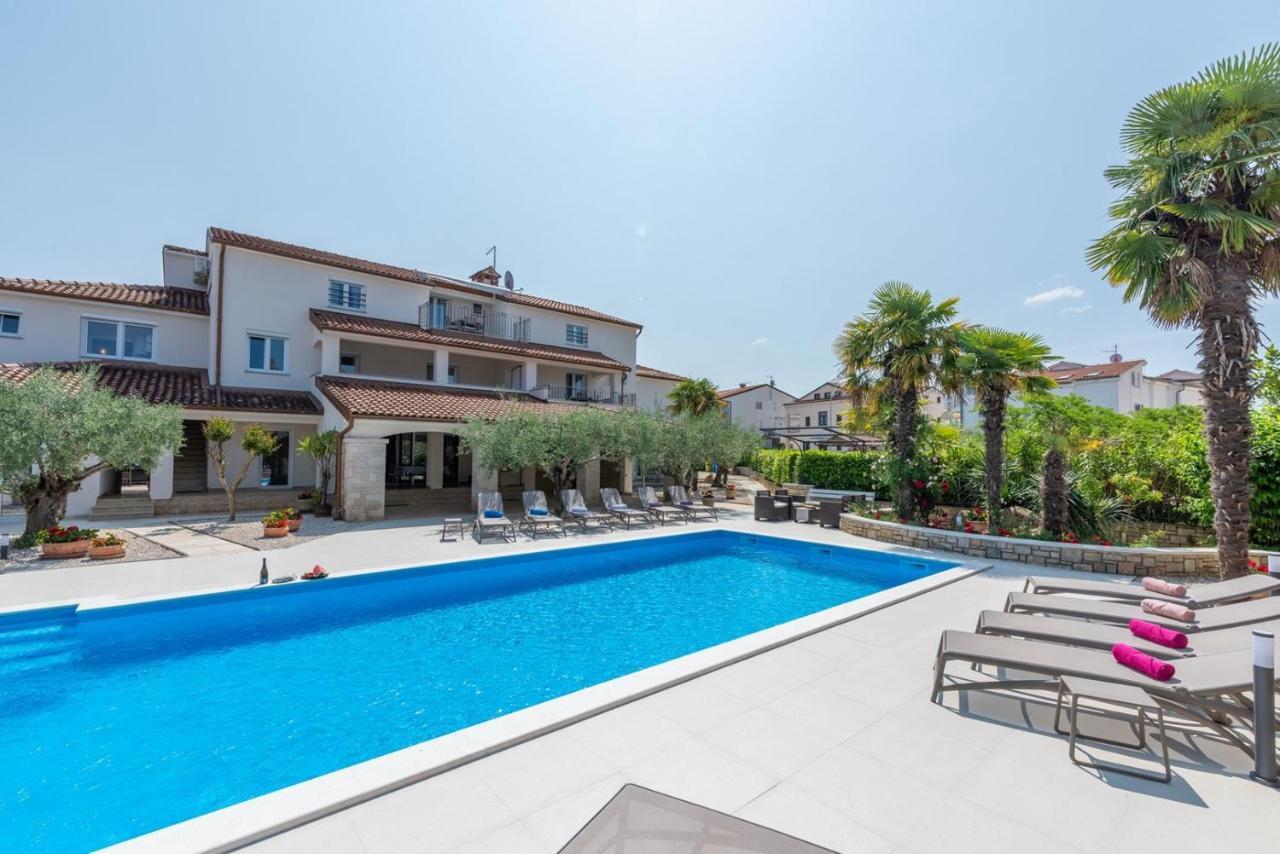 Villa Hope - Apartments With Shared Pool Porec Bagian luar foto