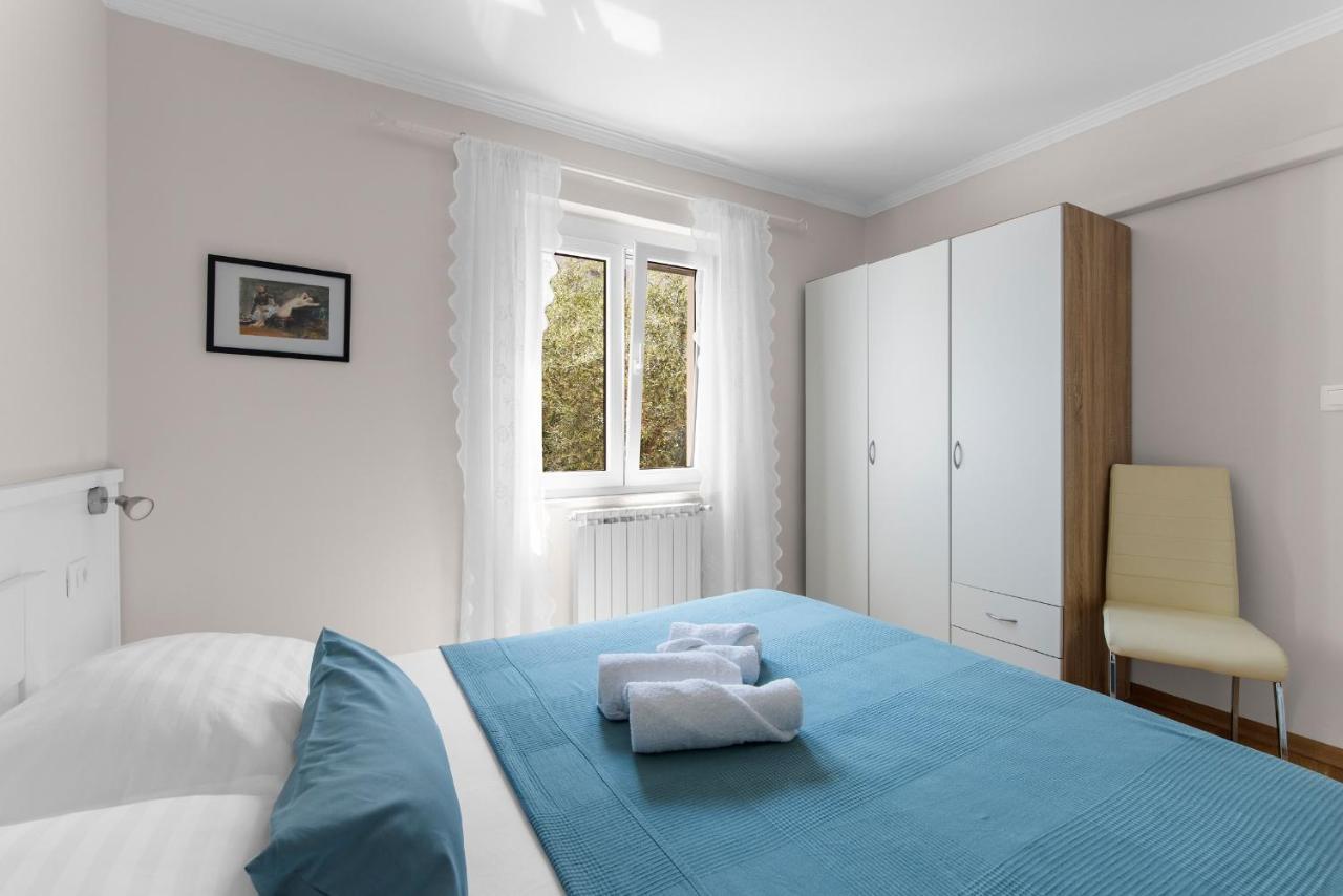 Villa Hope - Apartments With Shared Pool Porec Bagian luar foto