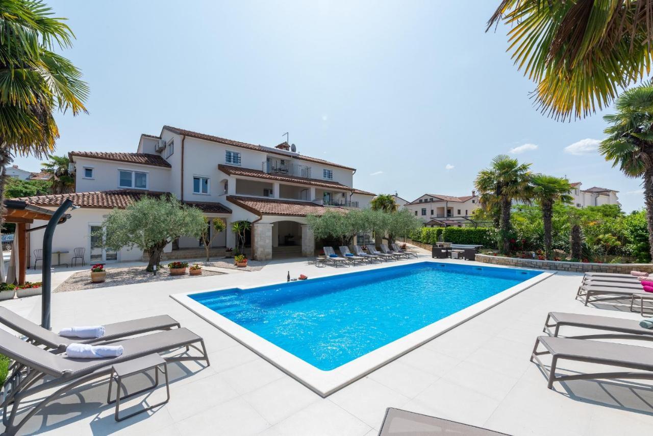 Villa Hope - Apartments With Shared Pool Porec Bagian luar foto
