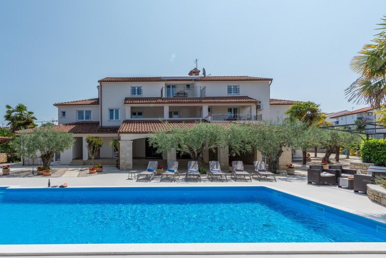 Villa Hope - Apartments With Shared Pool Porec Bagian luar foto