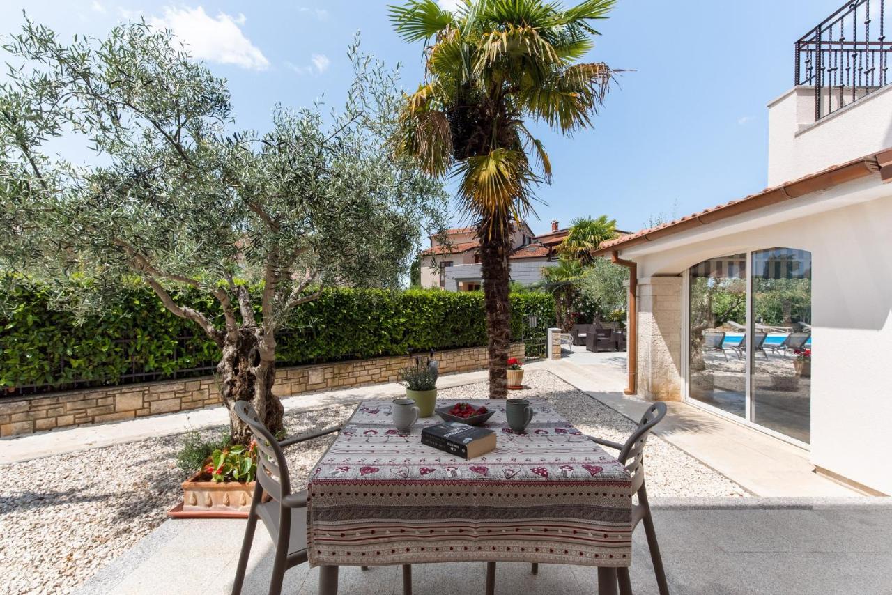 Villa Hope - Apartments With Shared Pool Porec Bagian luar foto