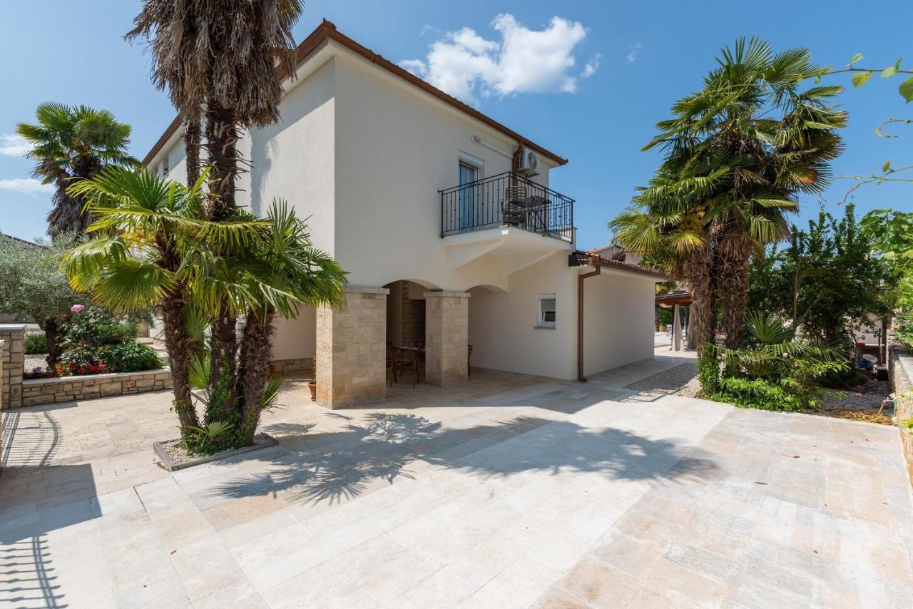 Villa Hope - Apartments With Shared Pool Porec Bagian luar foto