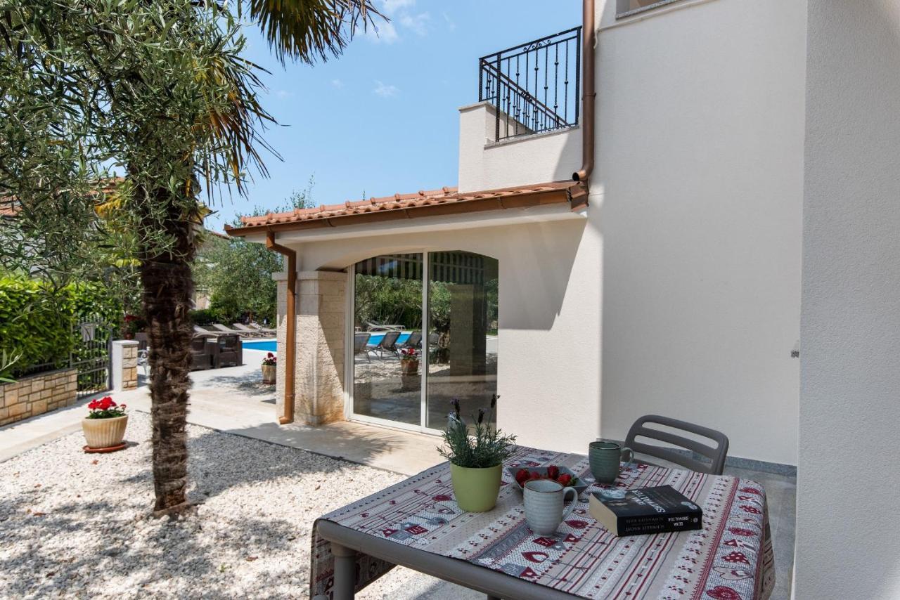 Villa Hope - Apartments With Shared Pool Porec Bagian luar foto