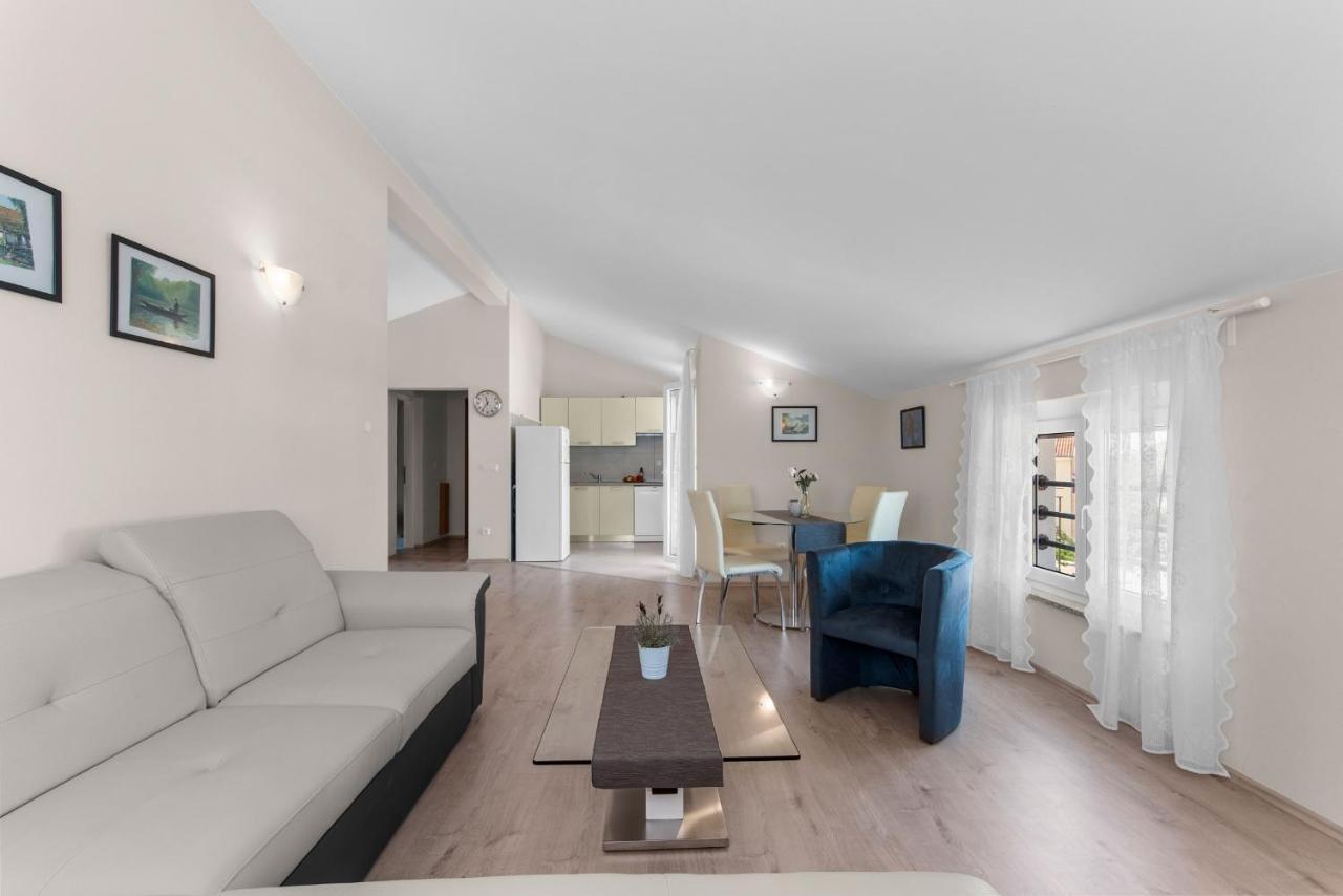 Villa Hope - Apartments With Shared Pool Porec Bagian luar foto