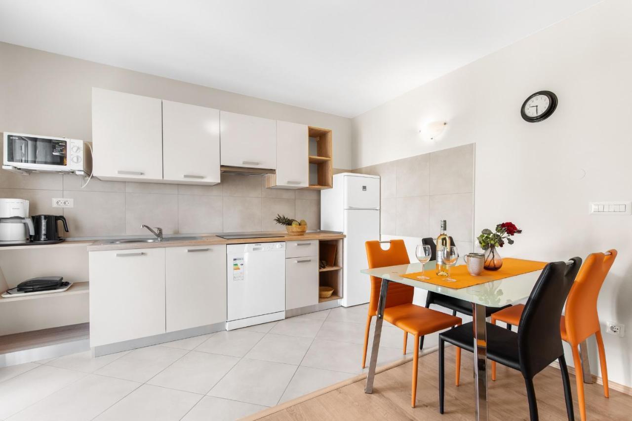 Villa Hope - Apartments With Shared Pool Porec Bagian luar foto