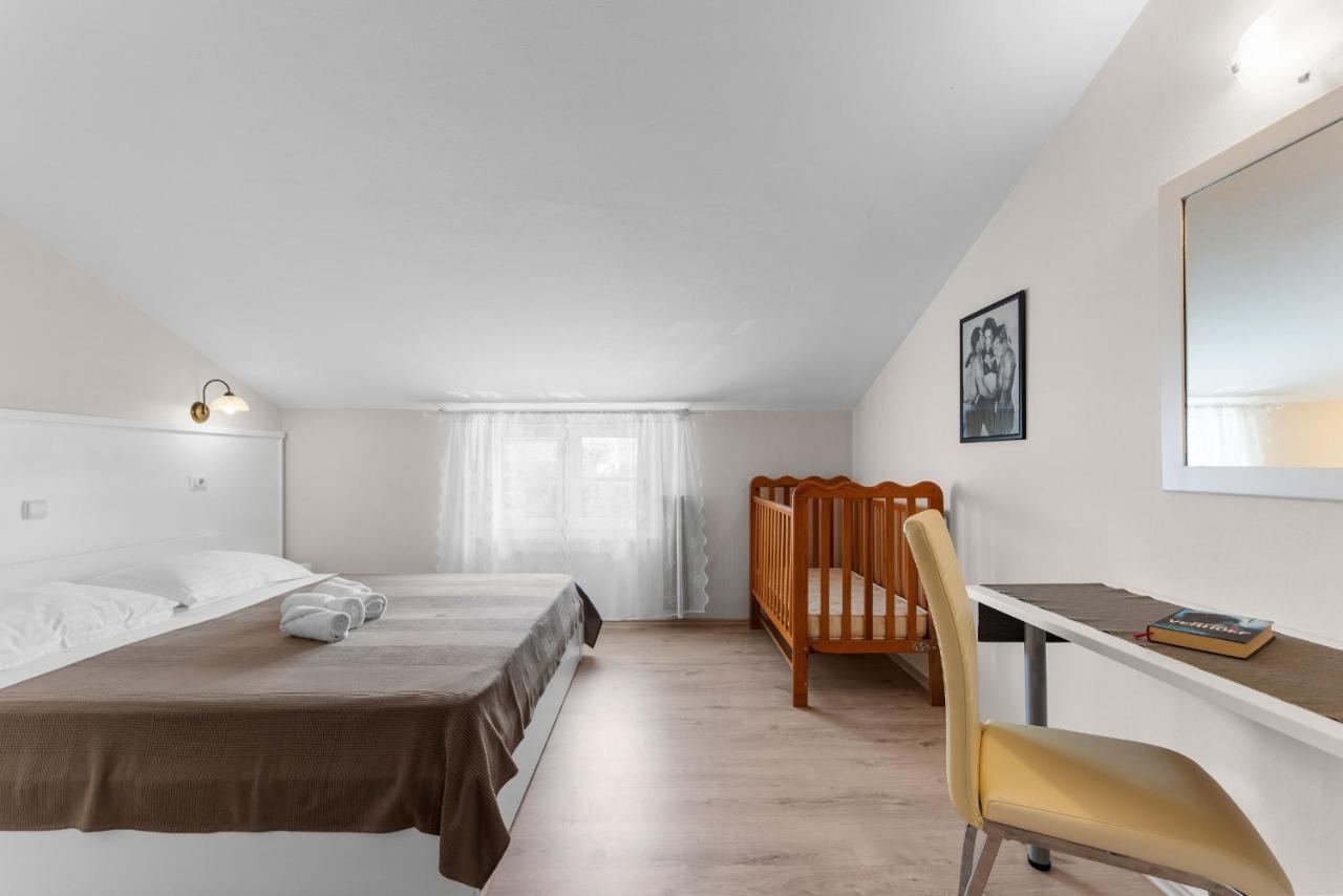 Villa Hope - Apartments With Shared Pool Porec Bagian luar foto