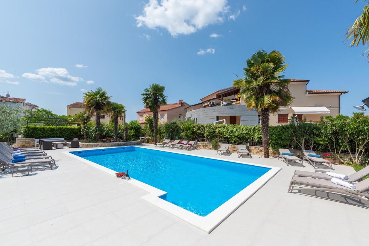Villa Hope - Apartments With Shared Pool Porec Bagian luar foto