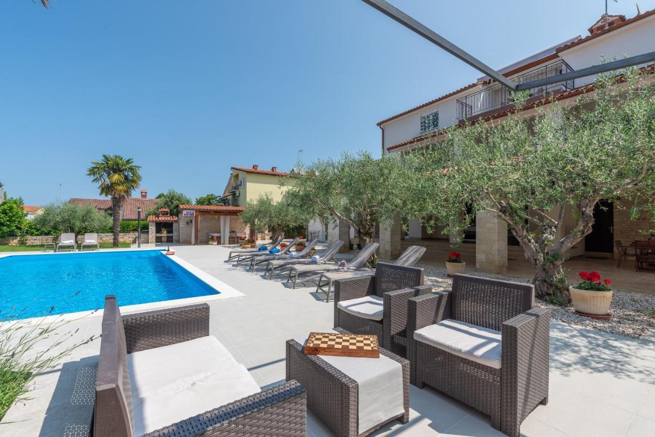 Villa Hope - Apartments With Shared Pool Porec Bagian luar foto