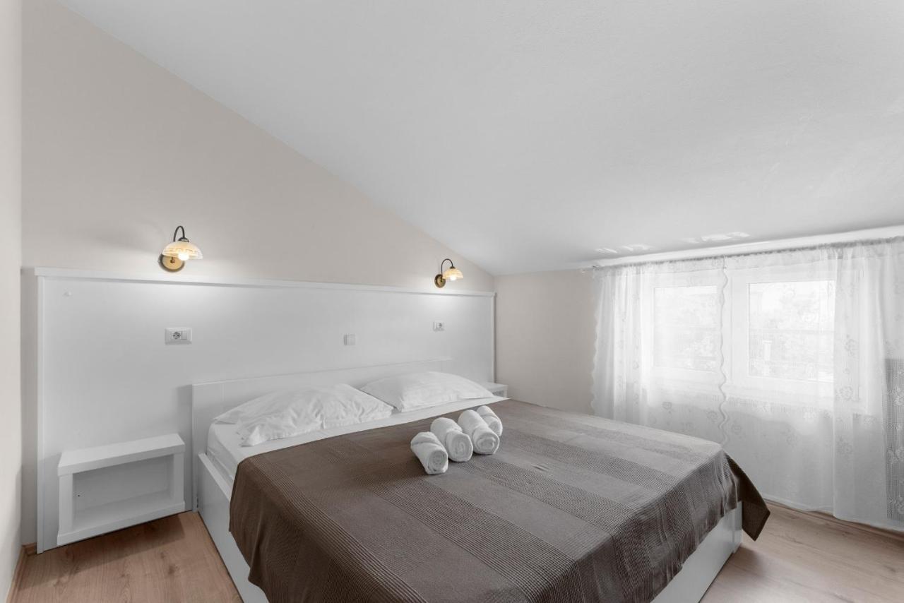 Villa Hope - Apartments With Shared Pool Porec Bagian luar foto