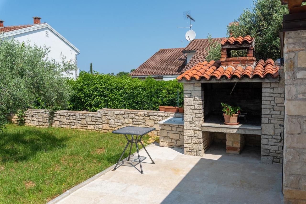 Villa Hope - Apartments With Shared Pool Porec Bagian luar foto