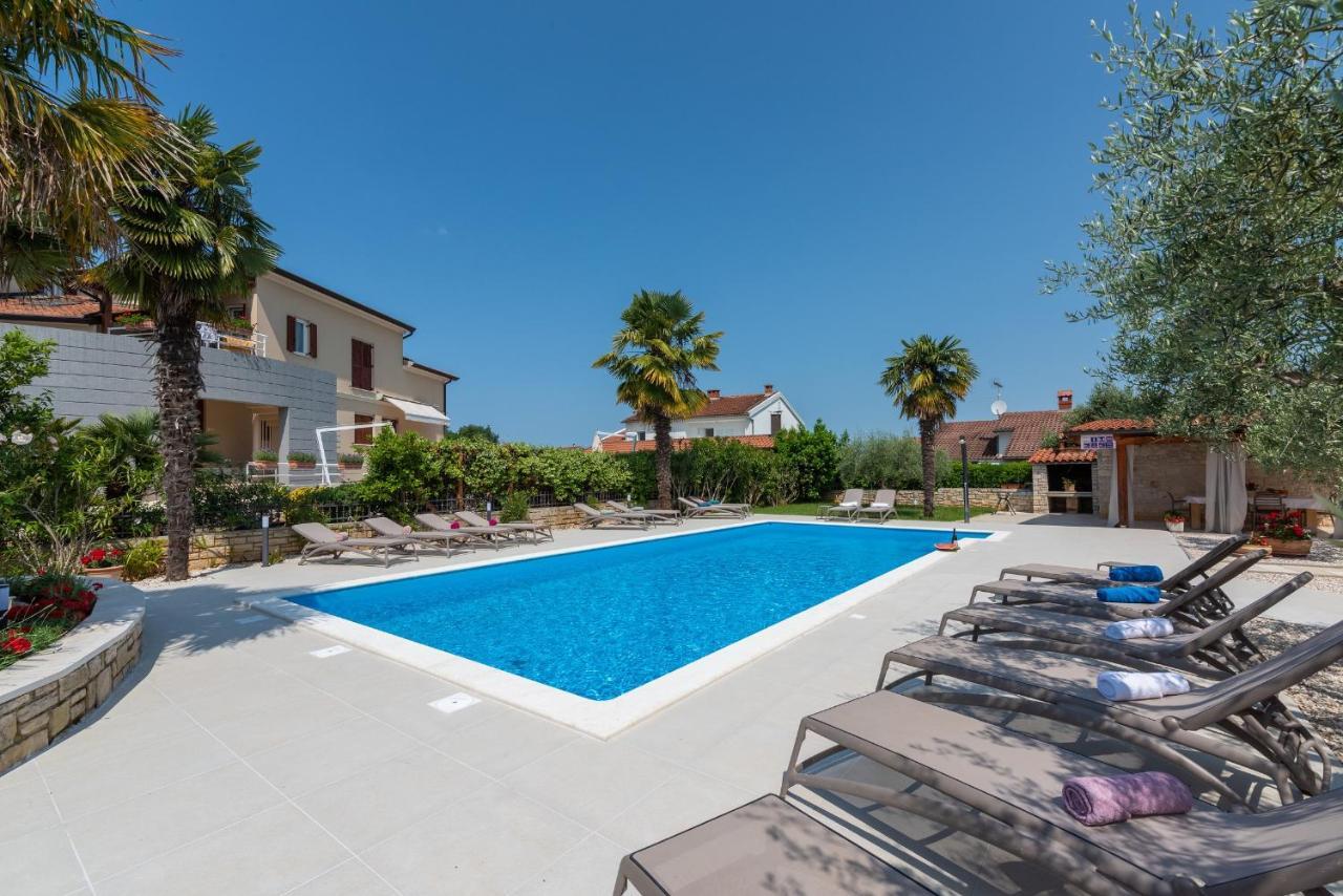 Villa Hope - Apartments With Shared Pool Porec Bagian luar foto